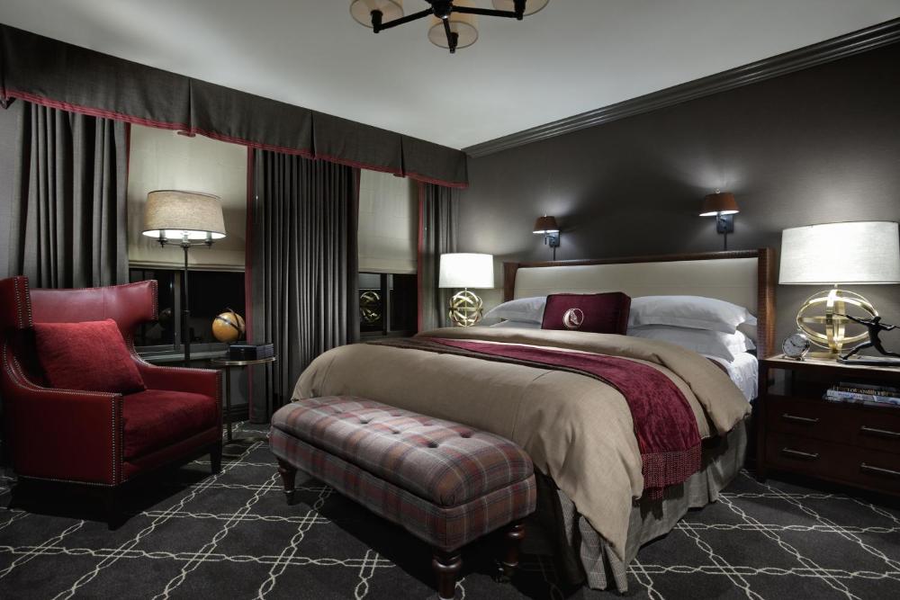 Deluxe King Room interior